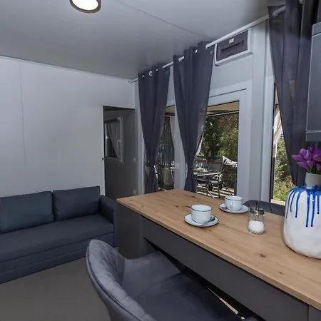 Camping Mobile Dora, Drage